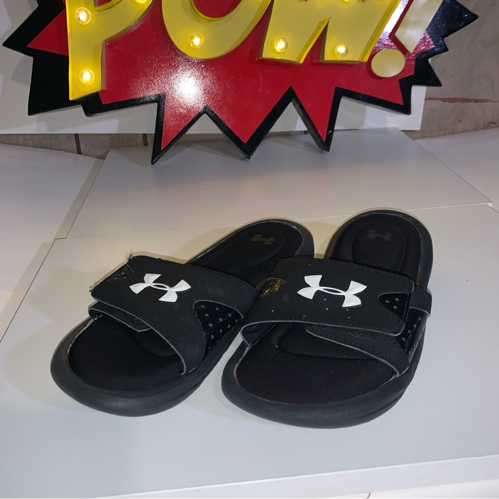 Under Armour Used Size 5Y Youth Great Condition Black and White Sandals / Slides